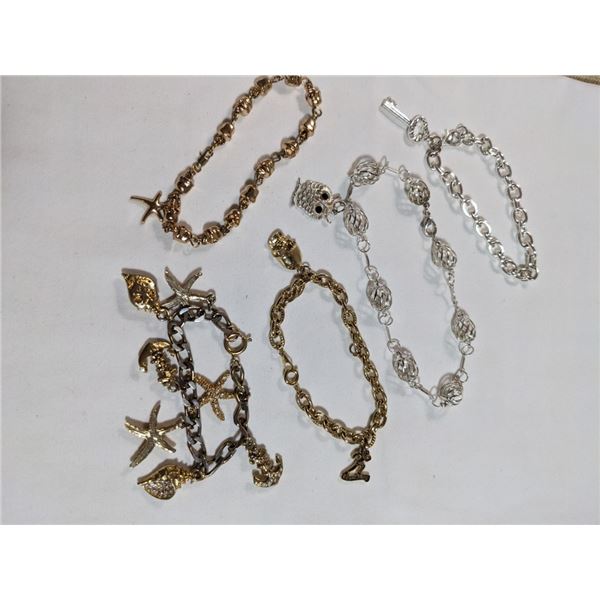 5 VINTAGE GOLD AND SILVER PLATED CHARMS BRACELET