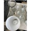 Image 4 : SHOPPING BASKET WITH DECORATIVE GLASSWARE