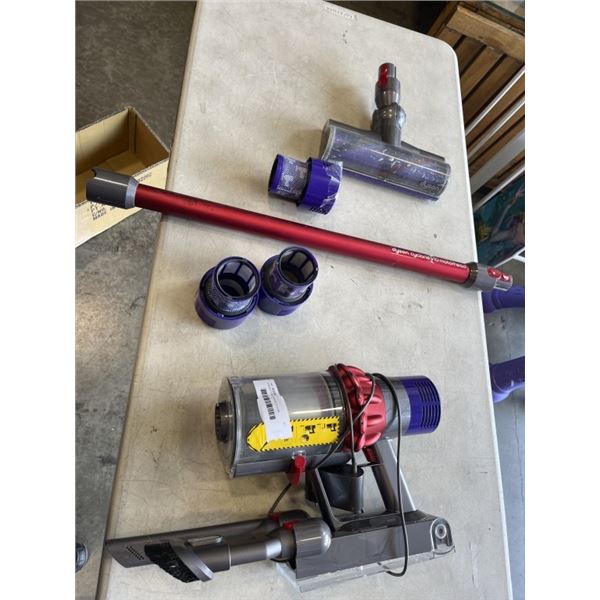 DYSON V10 MOTORHEAD VCUUM - WORKING, W/ CHARGER AND ACCESSORIES