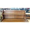 Image 4 : MAPLE COLONIAL HUTCH