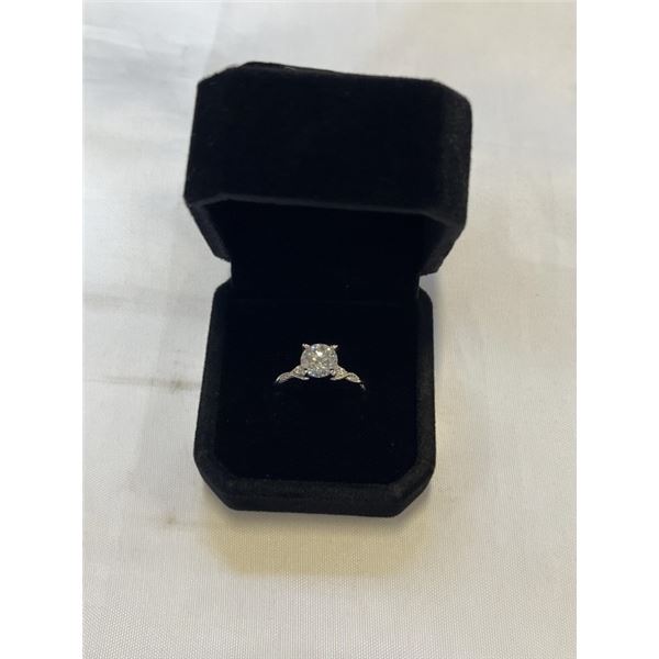 NEW S925 1.5CT SIMULATED DIAMOND (CZ) TWIST RING, SIZE 7, MOUNTED IN 925 STERLING SILVER W/ WHITE GO