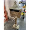 Image 2 : VINTAGE MAILBOX
