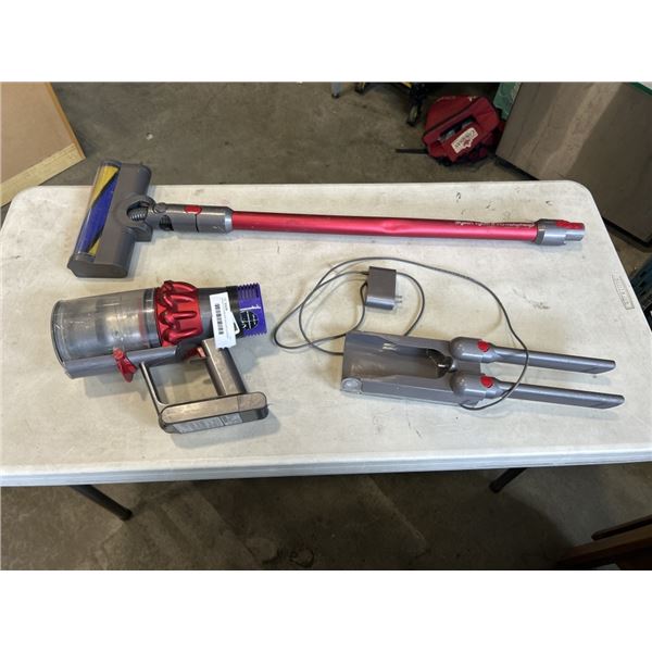 DYSON V10 CORDLESS VACUUM CLEANER W/ CHARGER