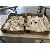 Image 1 : 2 TRAYS OF UNPAINTED ORNAMENTS AND DECOR PIECES