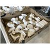 Image 4 : 2 TRAYS OF UNPAINTED ORNAMENTS AND DECOR PIECES