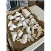 Image 5 : 2 TRAYS OF UNPAINTED ORNAMENTS AND DECOR PIECES