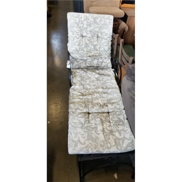 METAL PATIO LOUNGER CHAIR