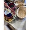Image 2 : 2 BOXES OF BASKETS
