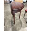 Image 5 : WOOD DROP TABLE WITH 2 RED CHAIRS