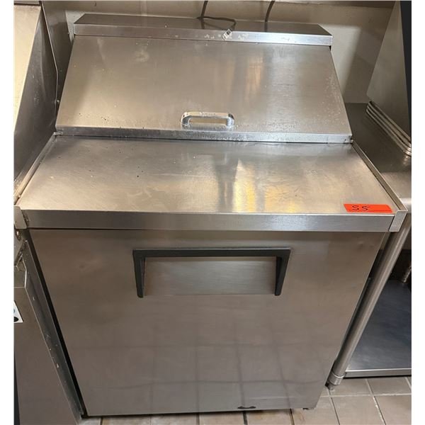 True TSSU-27-08-HC Refrigerated Sandwich / Salad Prep Table (gets cold)