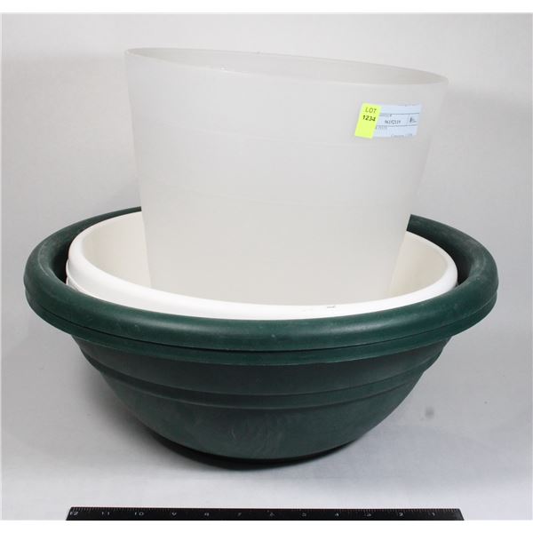 PLANTER POTS