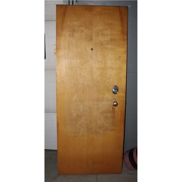 32" SOLID CORE DOOR WITH DOOR HANDLE AND