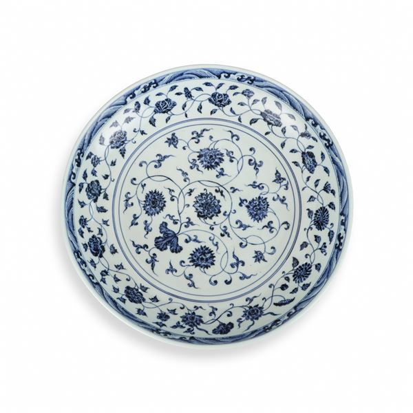 A LARGE PLATE OF BLUE AND WHITE PORCELAIN WITH FLORAL PATTERNS FROM YONGLE OF THE MING DYNASTY