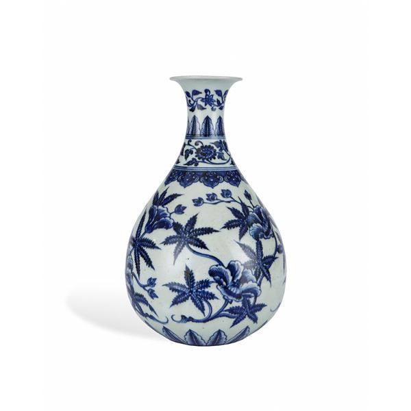 MING XUANDE BLUE AND WHITE FLOWER PATTERN JADE HUCHUN VASE