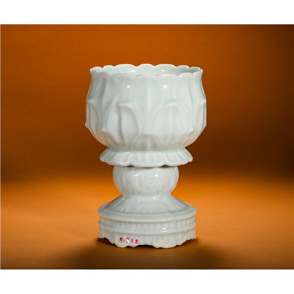 QING DYNASTY SHADOW CELADON GLAZED RELIEF LOTUS PETAL HIGH-FOOTED LOTUS ALTAR OFFERING BOWL