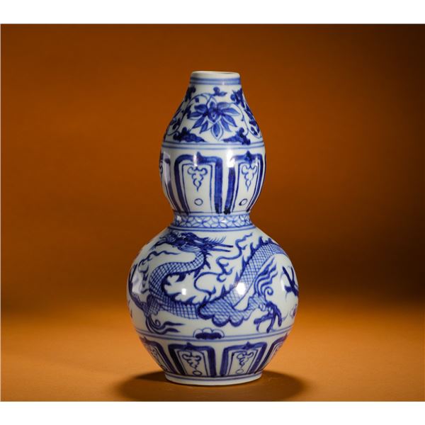 BLUE AND WHITE PORCELAIN DRAGON-PATTERNED GOURD VASE OF THE MING DYNASTY