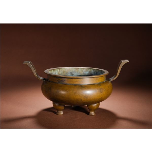 A BRONZE THREE-LEGGED FURNACE WITH A CROWN EAR FROM THE MING DYNASTY