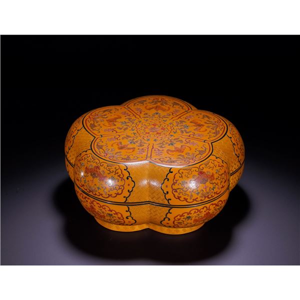 YELLOW GROUND PAINTED BAT PATTERN FLOWER-SHAPED LACQUER BOX OF THE QING DYNASTY