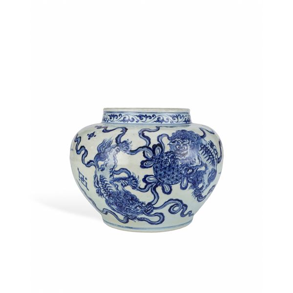 BLUE AND WHITE DOUBLE LION PLAYING BALL PATTERN JAR OF THE MING DYNASTY
