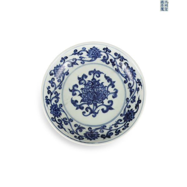 A BLUE AND WHITE PLATE OF THE XUANDE PERIOD OF THE MING DYNASTY