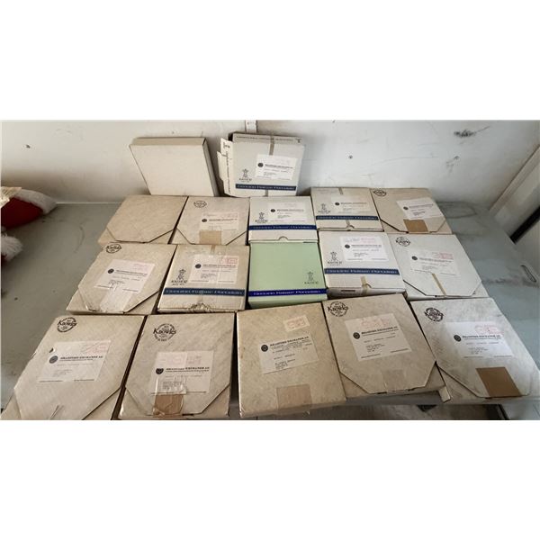 Box of Vintage Collectable Plates