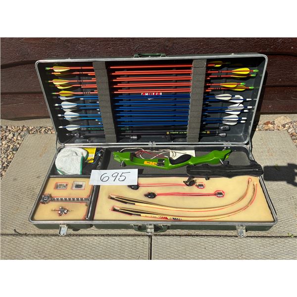 Hoyt Recurve 64'' 40 lbs@ 28'' Arrows, Case, and More