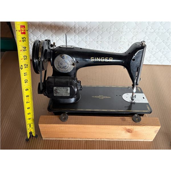 Singer Swing Machine. (Untested)