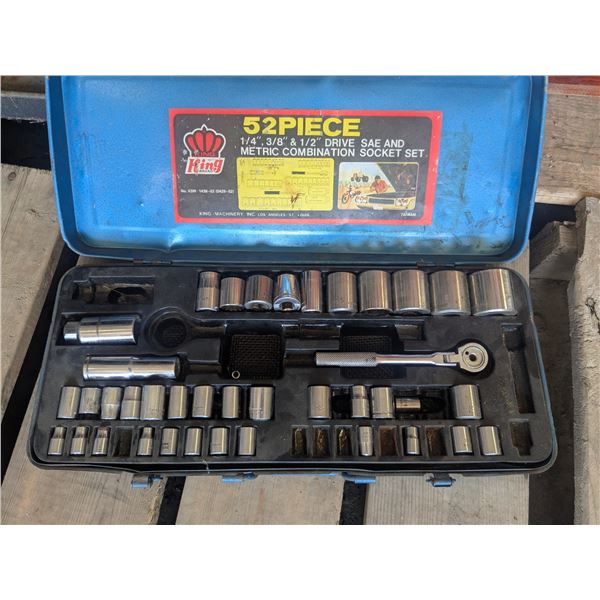 Assorted sockets with ratchet in metal case