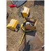 Image 3 : Paint sprayer guns, work light and rusted vehicle door