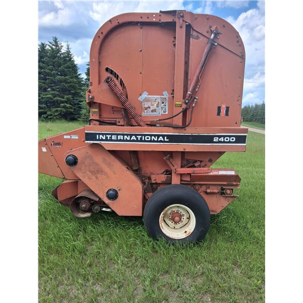 International 2400 baler-* see description*