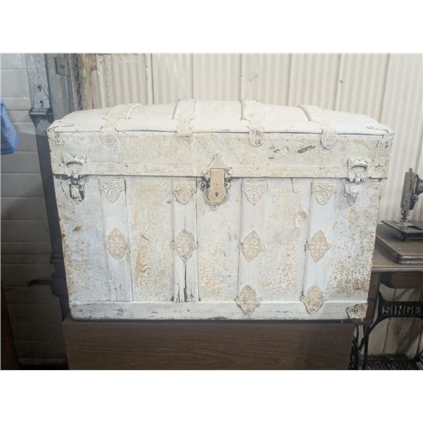 Humpback Steamer Trunk w/ Insert – 30x17x20”