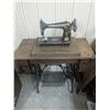 Image 1 : 1924 Antique Singer Model 127 Sewing Machine w/ Treadle Cabinet