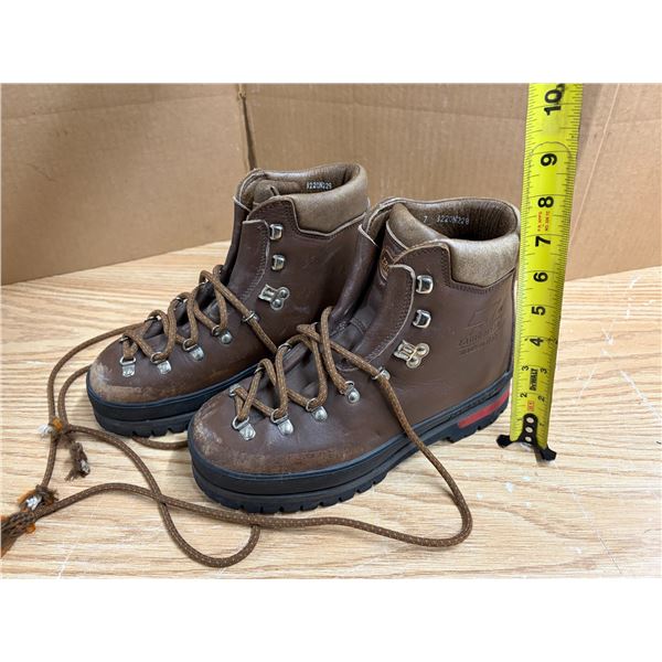 Vintage brown leather hiking boots from Zamberlan Size 7 - Made in Italy.