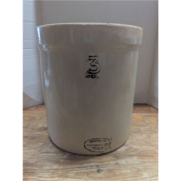 3-Gal Medalta Crock – no chips or cracks