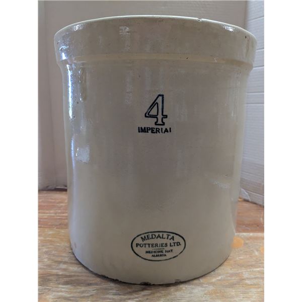 4-Gal Medalta Crock – no cracks, minor chips