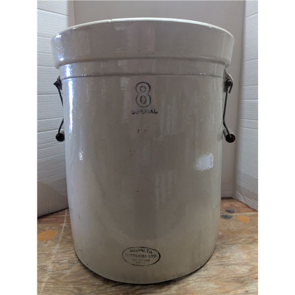 8-Gal Medalta Crock – no chips or cracks