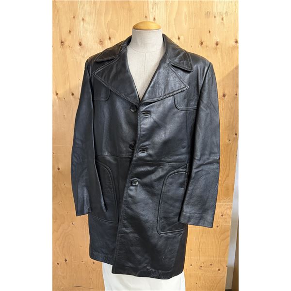 Vintage 1970s black leather car coat made by the Canadian manufacturer Shaino's. Coat Length 38" (Si