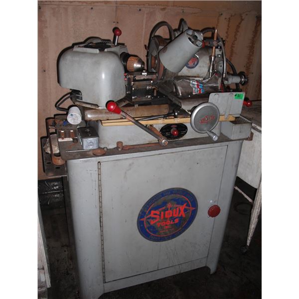 Sioux Tools valve face grinding machine - 10 amp, 115V, cycle 60, mach. No. 680, w/ accessories