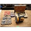 Image 1 : spotlight, barber kit and work gloves