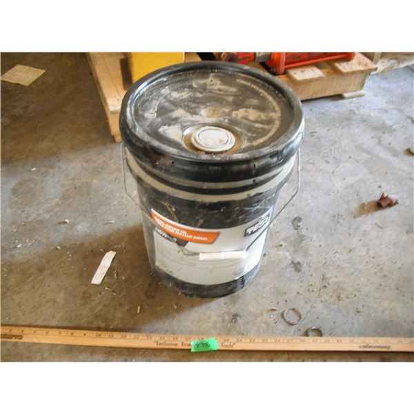5 gallon pail of 15W-40 diesel engine oil