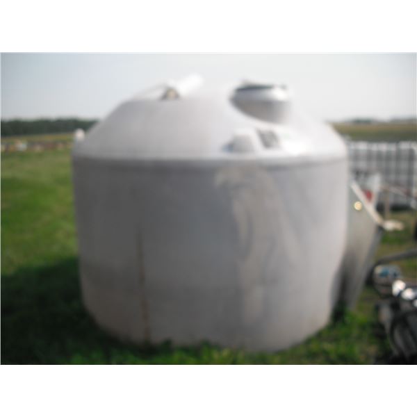 1225 gallon polyethylene agricultural tank