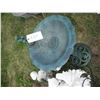 Image 2 : garden décor and bird bath