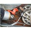 Image 5 : galvanized tub with crosscut saw, mirror, hedge trimmer, etc.