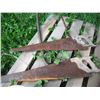 Image 3 : saws, décor items, etc.