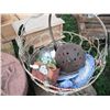Image 5 : saws, décor items, etc.