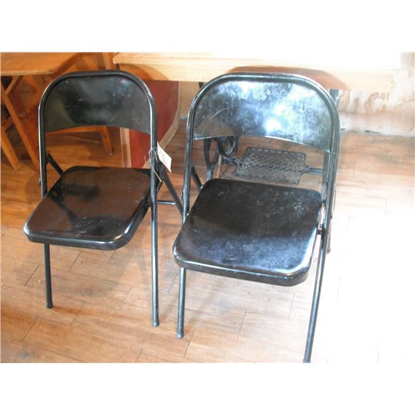 2 folding chairs