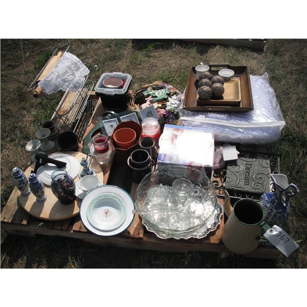 pallet lot - décor items, crockwares, etc.