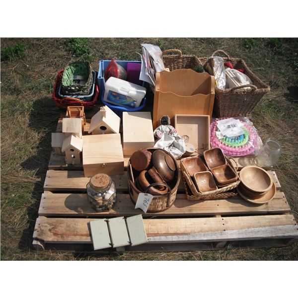 pallet lot - décor items, birdhouses, etc.