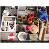 Image 2 : pallet lot - décor items, gumball machine, etc.