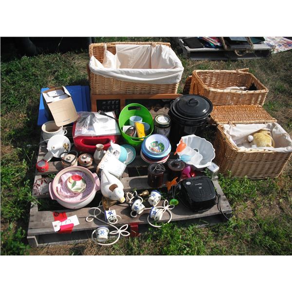 pallet lot - baskets, décor items, kitchenwares, etc.